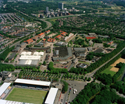 842926 Luchtfoto van de Kromhoutkazerne (Prins Hendriklaan 105) te Utrecht, uit het zuiden. Op de voorgrond stadion ...